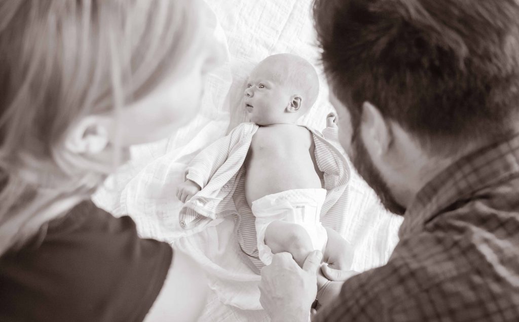 Neugeborenes mit Eltern auf Julia Binders offizieller Website